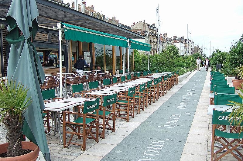 2010-06- (103).JPG - Ihm zu Ehren heißt die Uferpromenade "Quai Lamartine"
